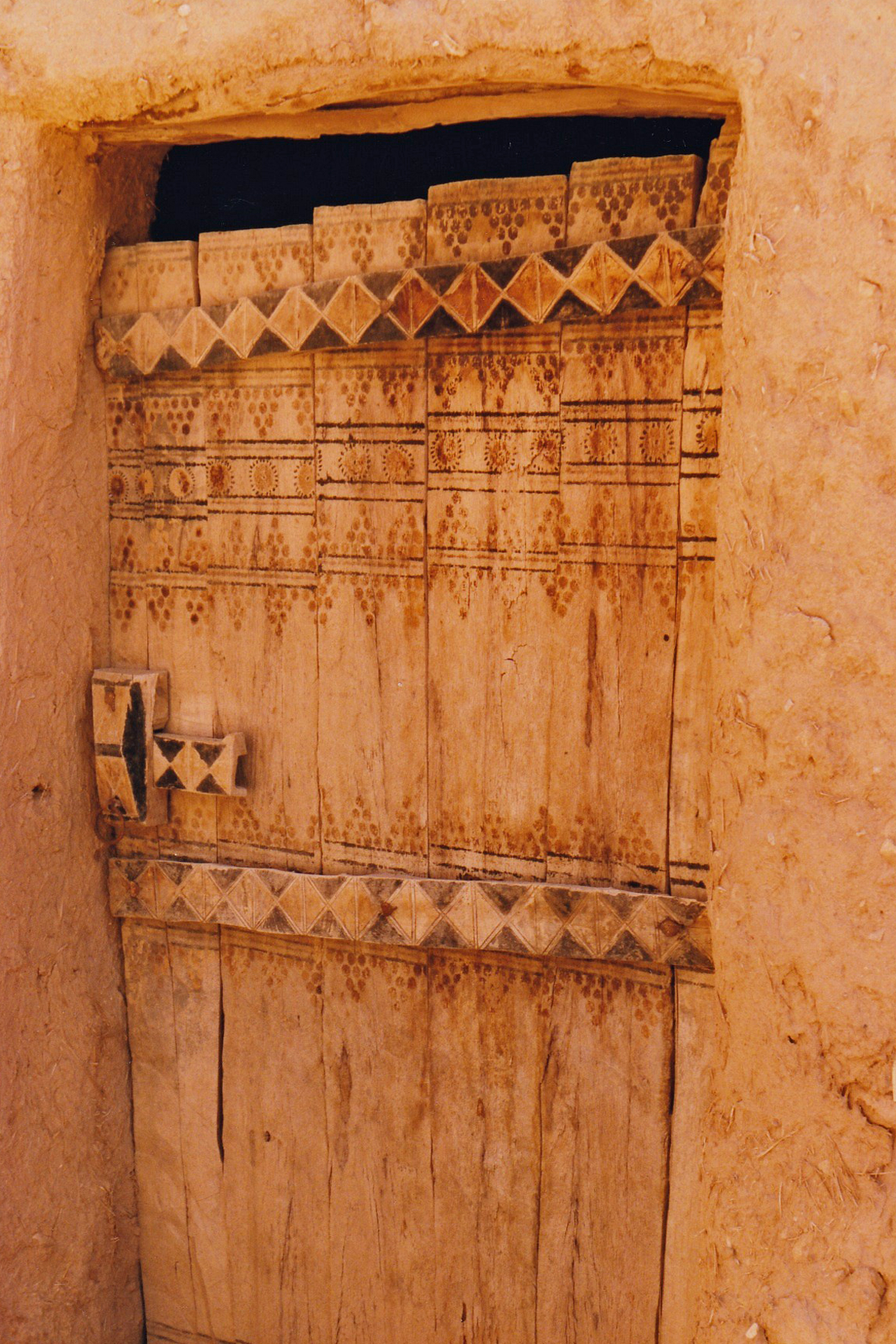 Dir'iyah typical decorated door dir1627 1181 x 1771